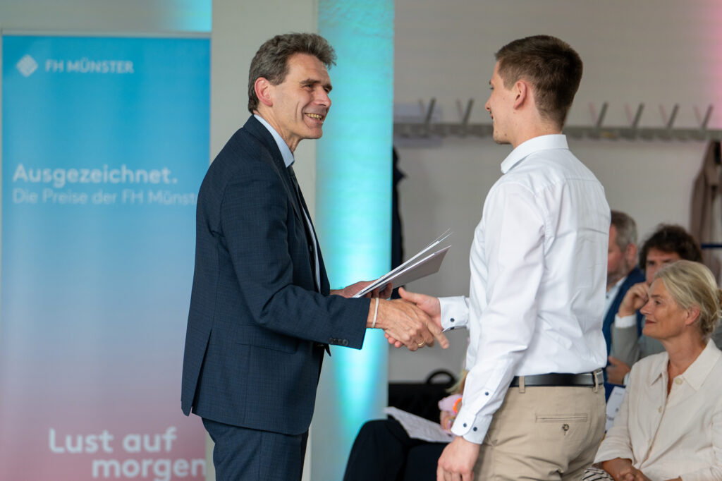 FH-Präsident Prof. Dr. Frank Dellmann gratuliert Leonard Rößmann.