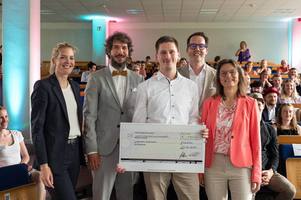 Leonard Rößmann erhielt zusätzlich zum Hochschulpreis den mit 1.500 Euro dotierten Bernard-Rincklake-Preis für die beste Masterarbeit des Jahres. Jedes Jahr würdigt die Gesellschaft der FH Münster/Michelle Liedtke - Freunde der FH Münster e.V. (gdf) die Spitzenleistungen (Bachelor, Master und Promotion) eines Jahrgangs. Es gratulieren (v. l.): Jacqueline Pollitt aus dem Vorstand der Gesellschaft der Freunde der FH Münster e. V. (gdf), Prof. Dr. Nico Clever, Betreuer der Abschlussarbeit, Vizepräsident Carsten Schröder und Vizepräsidentin Prof. Dr. Isabelle Franzen-Reuter.